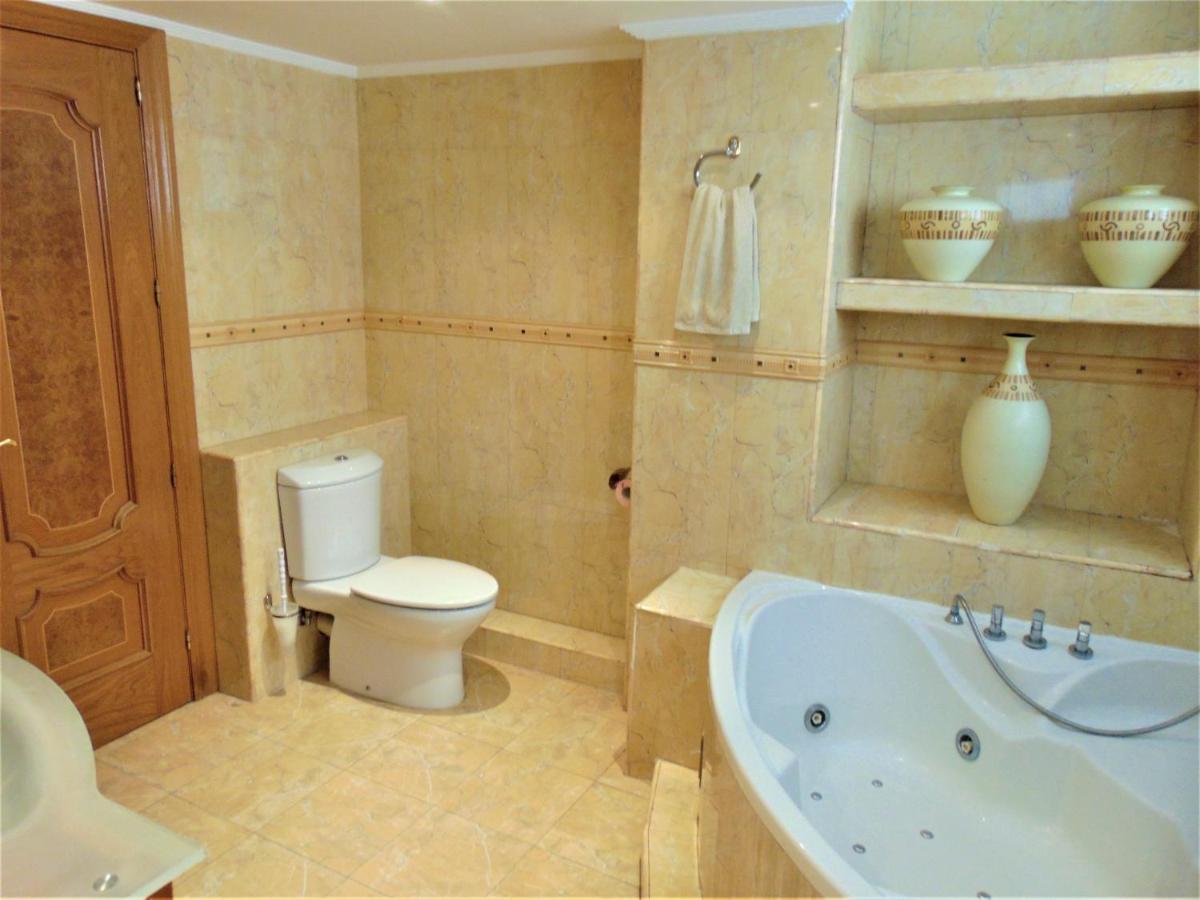 Beachfront, Two Bed- & Bathrooms, Private Parking Fuengirola Luaran gambar