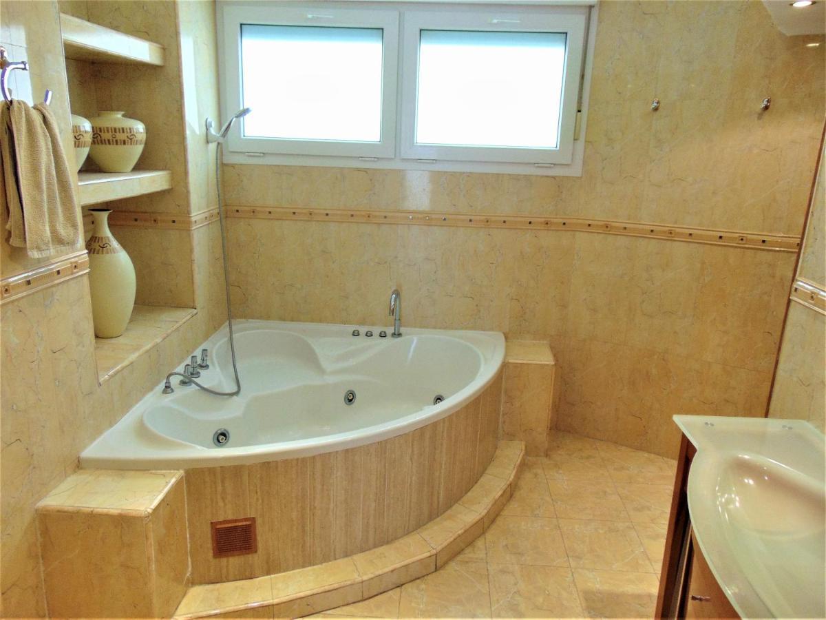 Beachfront, Two Bed- & Bathrooms, Private Parking Fuengirola Luaran gambar