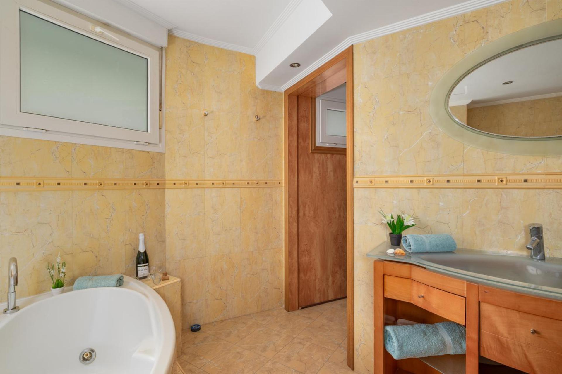Beachfront, Two Bed- & Bathrooms, Private Parking Fuengirola Luaran gambar